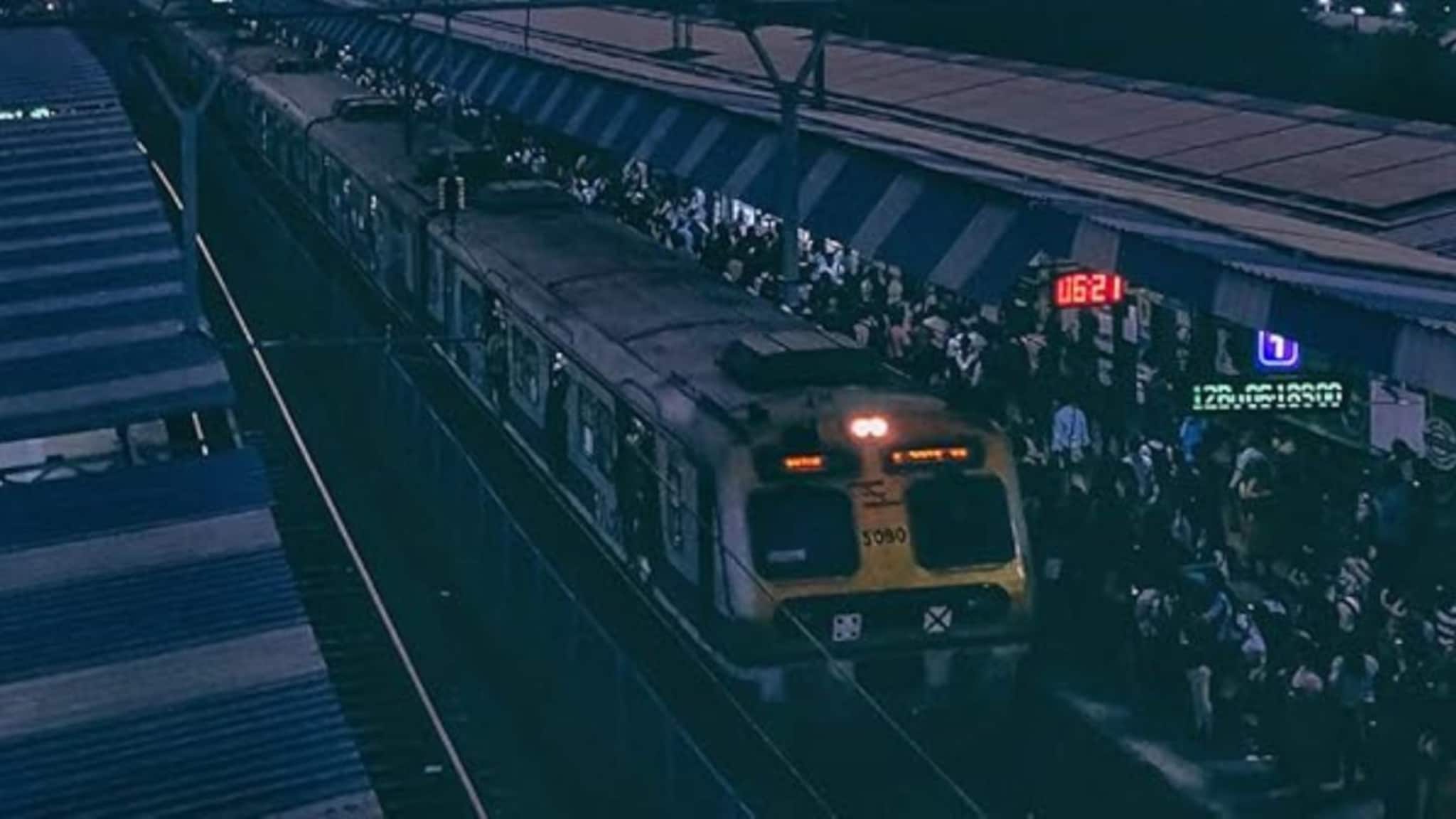 मध्य रेल्वे विस्कळीत, एक्स्प्रेसच्या इंजिनमध्ये बिघाड; लोकल उशिराने मध्य रेल्वे विस्कळीत, एक्स्प्रेसच्या इंजिनमध्ये बिघाड; लोकल उशिराने