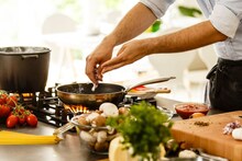 Kitchen Tips : भाजी किंवा आमटीत मीठ जास्त झालंय? टेन्शन घेऊ नका, 'या' गोष्टी टाकून चव करा बॅलन्स