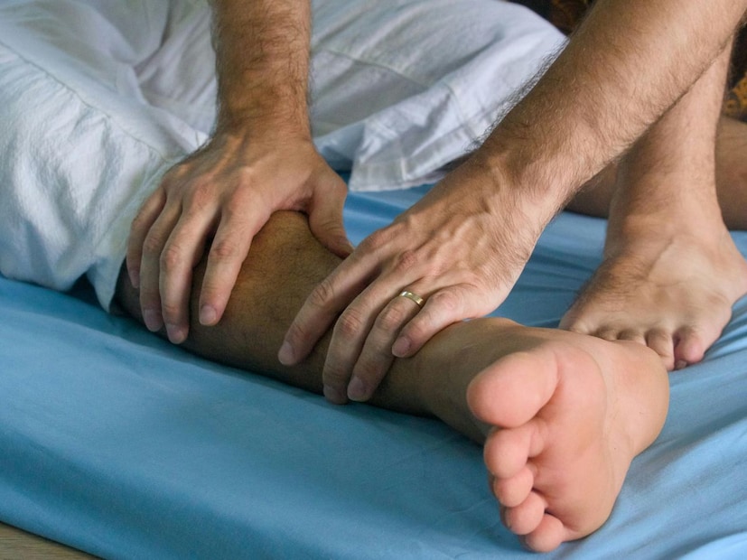 दिवसभराची धावपळ संपवून आपण एकदाचे बेडवर अंग टाकतो. आता छान झोप लागेल असं वाटत असतानाच अचानक पायात काहीतरी व्हायला लागतं. पाय थरथरतात, पायात मुंग्या आल्यासारख्या वाटतात किंवा उगाचच पाय हलवावासा वाटतो. काही लोक तर इतक्या वेगाने पाय हलवतात की जणू ते झोपेत चालत असावेत. दिवसभराची धावपळ संपवून आपण एकदाचे बेडवर अंग टाकतो. आता छान झोप लागेल असं वाटत असतानाच अचानक पायात काहीतरी व्हायला लागतं. पाय थरथरतात, पायात मुंग्या आल्यासारख्या वाटतात किंवा उगाचच पाय हलवावासा वाटतो. काही लोक तर इतक्या वेगाने पाय हलवतात की जणू ते झोपेत चालत असावेत.