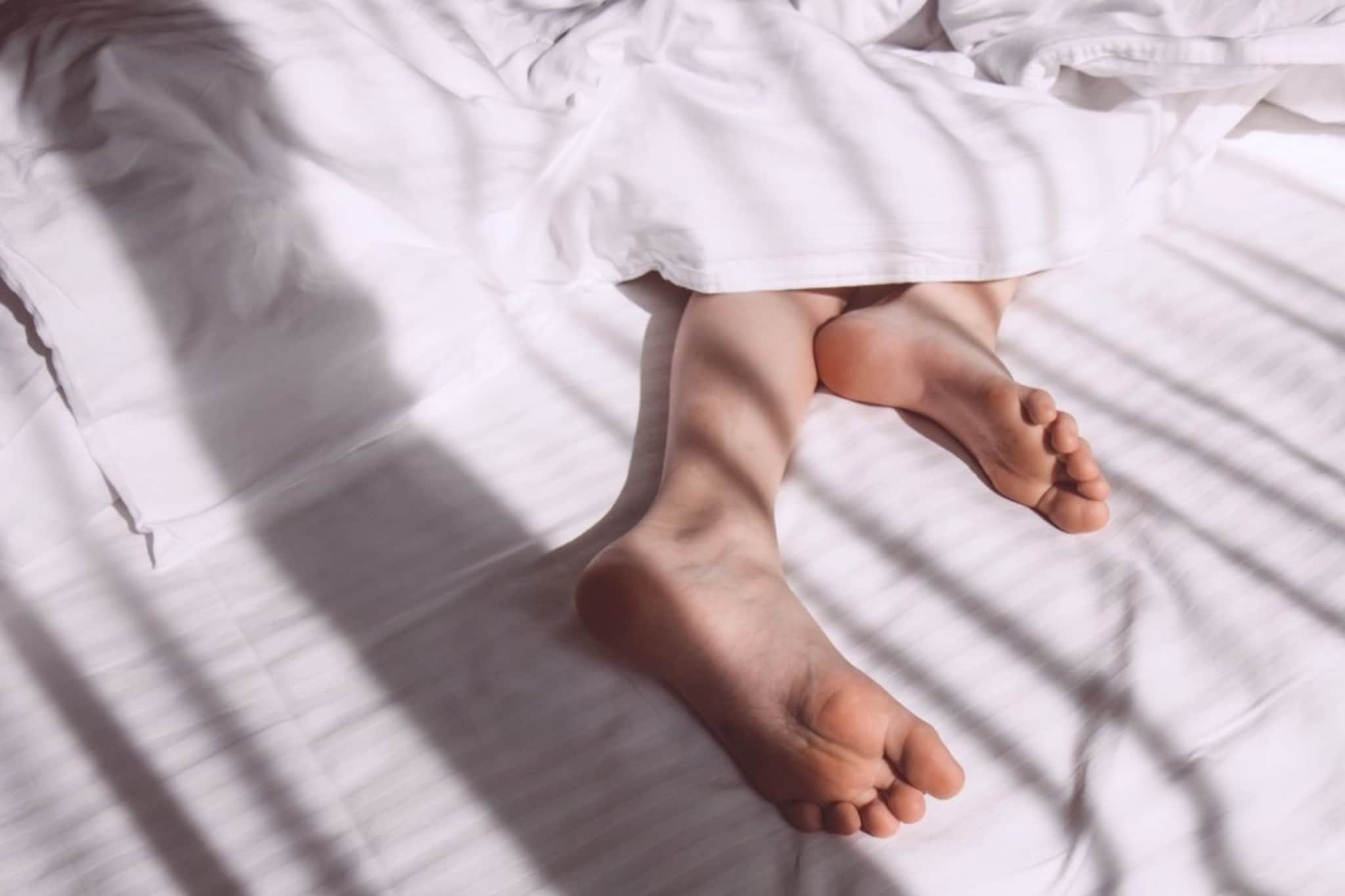 झोप येताना अचानक पाय हलवावासा का वाटतो? ही सवय आहे की कोणता आजार?