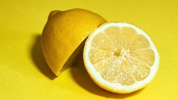 लिंबू पिळून झाल्यावर साल फेकून देताय? थांबा, 'हे' फायदे तुम्हाला माहीत नसतील लिंबू पिळून झाल्यावर साल फेकून देताय? थांबा, 'हे' फायदे तुम्हाला माहीत नसतील