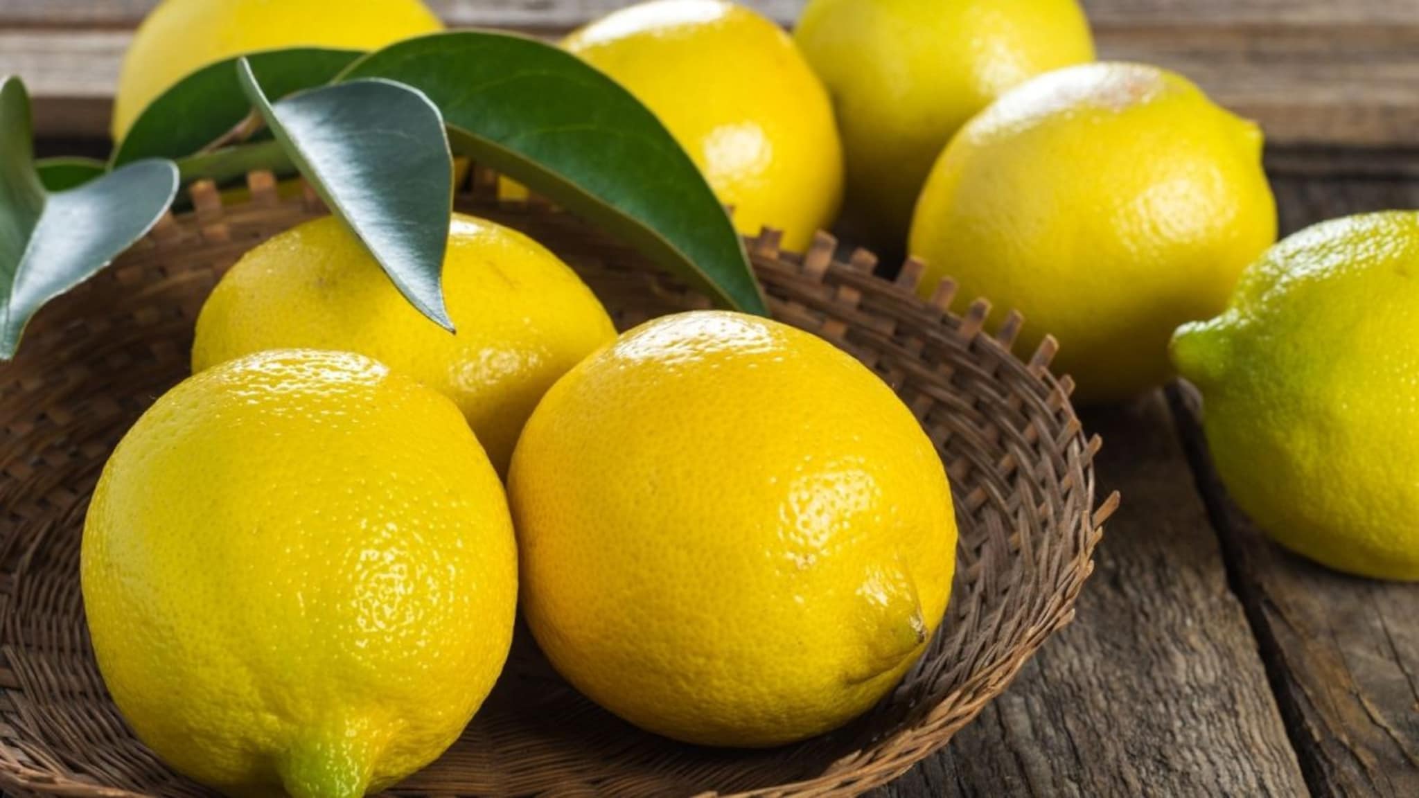lemon : लिंबू पिळून झाल्यावर साल फेकून देताय? थांबा, सालीचे 'हे' फायदे तुम्हाला माहीत नसतील