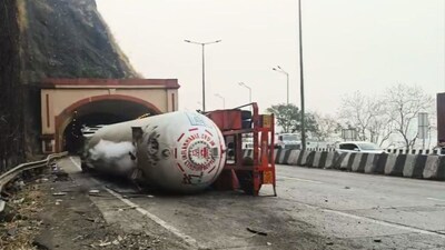 मुंबई-पुणे एक्सप्रेसवे पर बड़ा हादसा: अदोशी सुरंग के पास गैस रिसाव से यातायात ठप