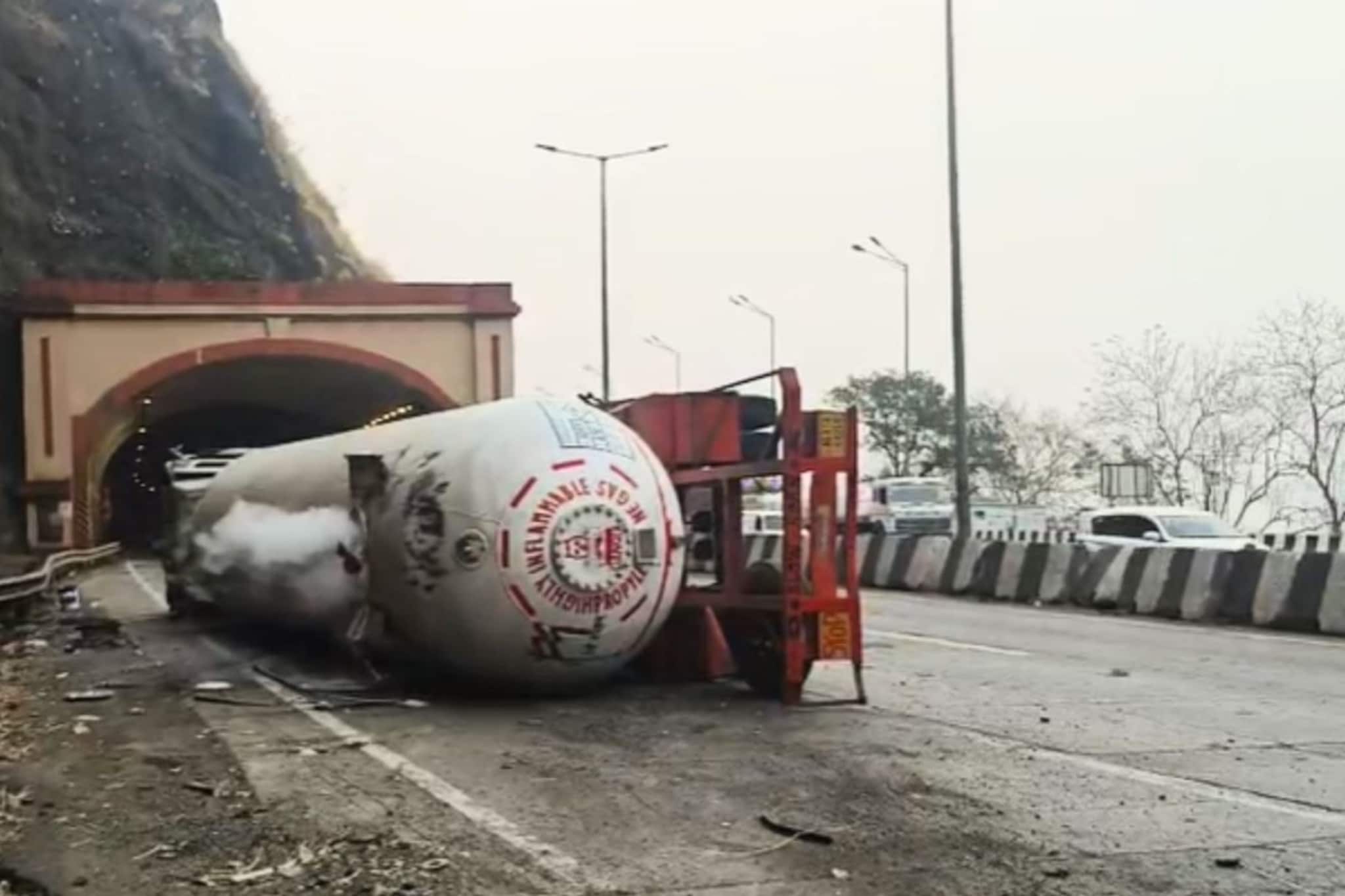 मुंबई-पुणे एक्स्प्रेसवर मोठी दुर्घटना, बोगद्याजवळ गॅस लिकमुळे भीतीचं वातावरण मुंबई-पुणे एक्स्प्रेसवर मोठी दुर्घटना, बोगद्याजवळ गॅस लिकमुळे भीतीचं वातावरण