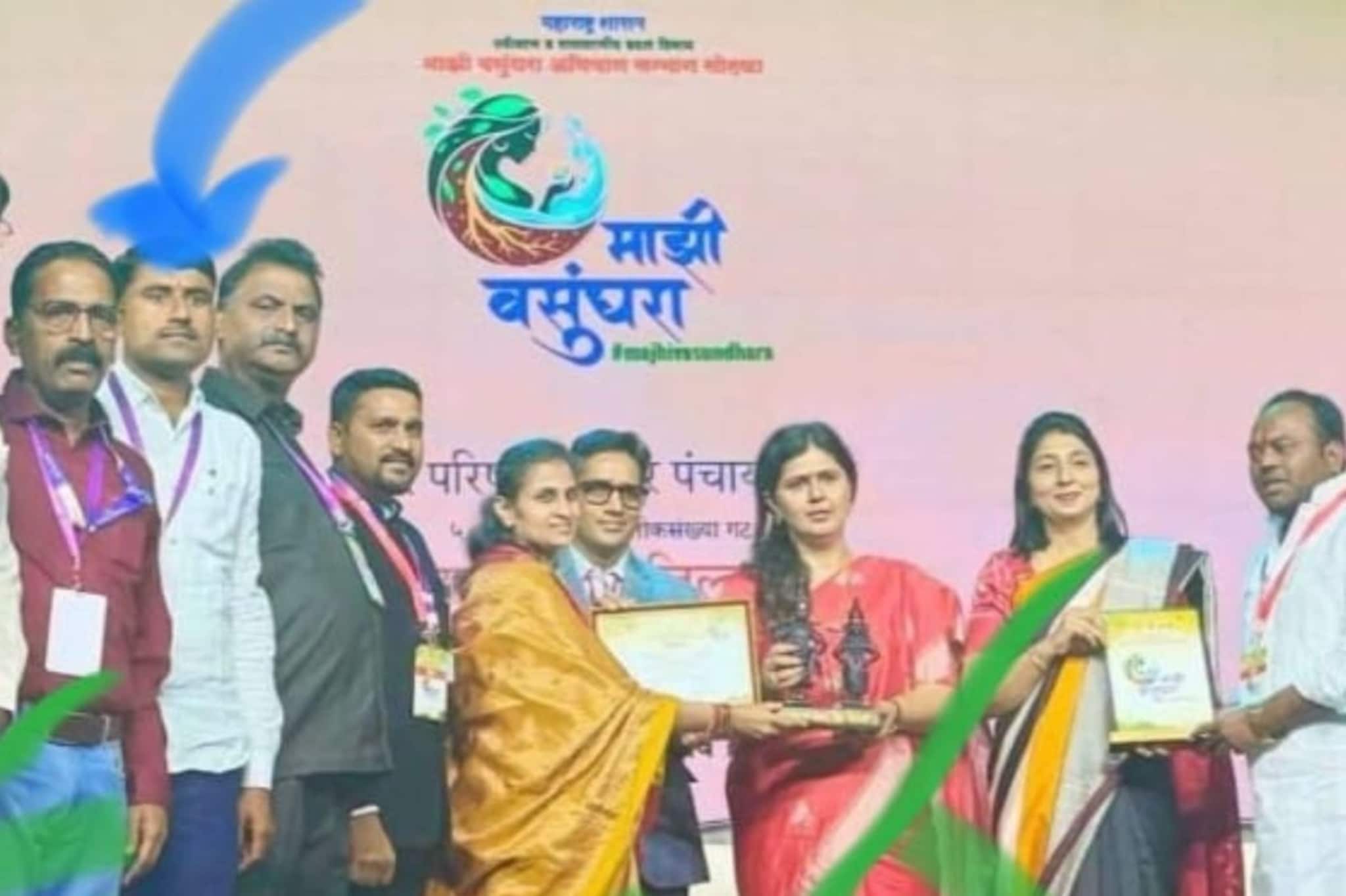 शासनाच्या कार्यक्रमात प्रोटोकॉल धाब्यावर, पंढरपूरचा ठेकेदार मंचावर, काय घडलं? शासनाच्या कार्यक्रमात प्रोटोकॉल धाब्यावर, पंढरपूरचा ठेकेदार मंचावर, काय घडलं?