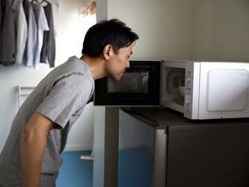 मायक्रोवेव्हमध्ये धातू ठेवला तर स्पार्क का होतो? यामागचं सायन्स जाणून घ्या