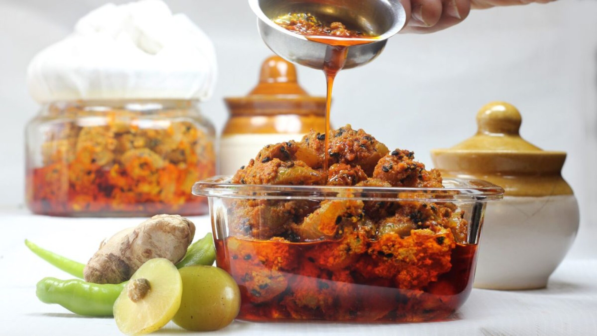 Mix Pickle Recipe : घरीच सोप्या पद्धतीने बनवा मिश्र लोणचं! बनेल इतकं चविष्ट, साध्या वरण-भातालाही आणेल रंगत..