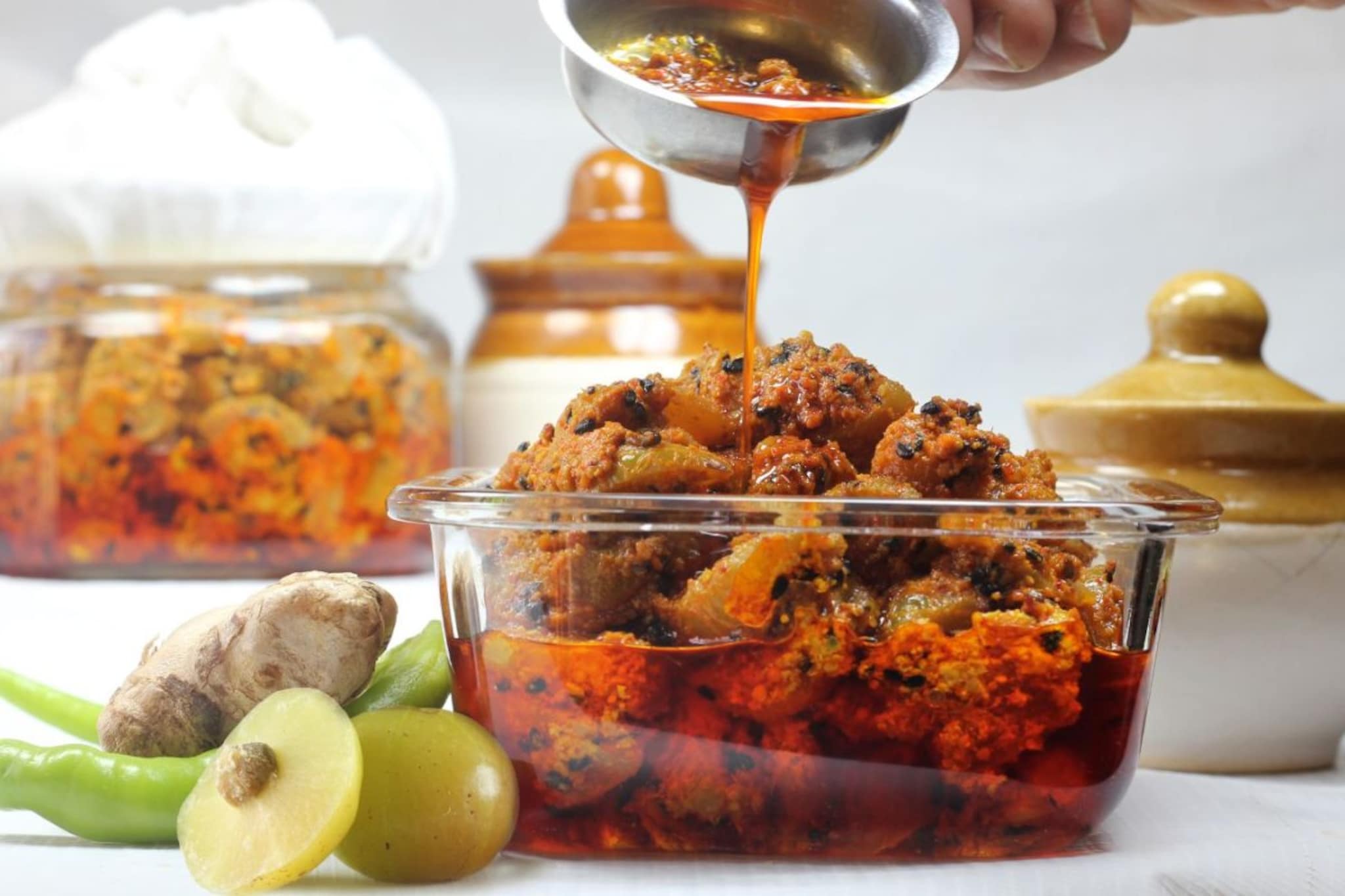 घरी सोप्या पद्धतीने बनवा मिश्र लोणचं! बनेल चविष्ट, साध्या वरण-भातालाही आणेल रंगत