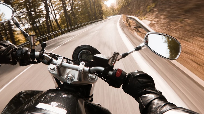 आजच्या काळात पेट्रोलच्या किंमती सातत्याने वाढत आहेत. अशावेळी प्रत्येक बाइक चालवणाऱ्याला वाटतं की, आपल्या गाडीने चांगलं मायलेज द्यावं. मात्र अनेकदा असं दिसतं की, नवीन बाइक काही महिन्यानंतर कमी अॅव्हरेट देऊ लागते. जास्तीत जास्त लोक याचं खापर कंपनीच्या डोक्यावर फोडतात. मात्र खरं कारण रोजच्या काही लहान-लहान चुका आहेत. यासोबतच योग्य देखभाल न केल्याने असं होतं. योग्य वेळी या गोष्टींकडे लक्ष दिलं तर मायलेजमध्ये बरीच सुधारणा होऊ शकते. आजच्या काळात पेट्रोलच्या किंमती सातत्याने वाढत आहेत. अशावेळी प्रत्येक बाइक चालवणाऱ्याला वाटतं की, आपल्या गाडीने चांगलं मायलेज द्यावं. मात्र अनेकदा असं दिसतं की, नवीन बाइक काही महिन्यानंतर कमी अॅव्हरेट देऊ लागते. जास्तीत जास्त लोक याचं खापर कंपनीच्या डोक्यावर फोडतात. मात्र खरं कारण रोजच्या काही लहान-लहान चुका आहेत. यासोबतच योग्य देखभाल न केल्याने असं होतं. योग्य वेळी या गोष्टींकडे लक्ष दिलं तर मायलेजमध्ये बरीच सुधारणा होऊ शकते.