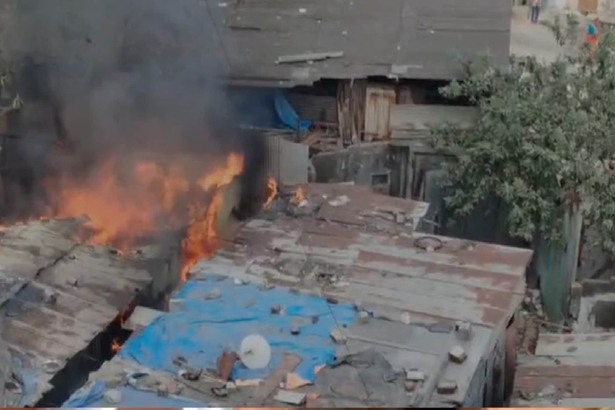 VIDEO| अख्खं घर जळून खाक, मुंबईत भीषण आग, कुठे आणि कशी लागली? VIDEO| अख्खं घर जळून खाक, मुंबईत भीषण आग, कुठे आणि कशी लागली?