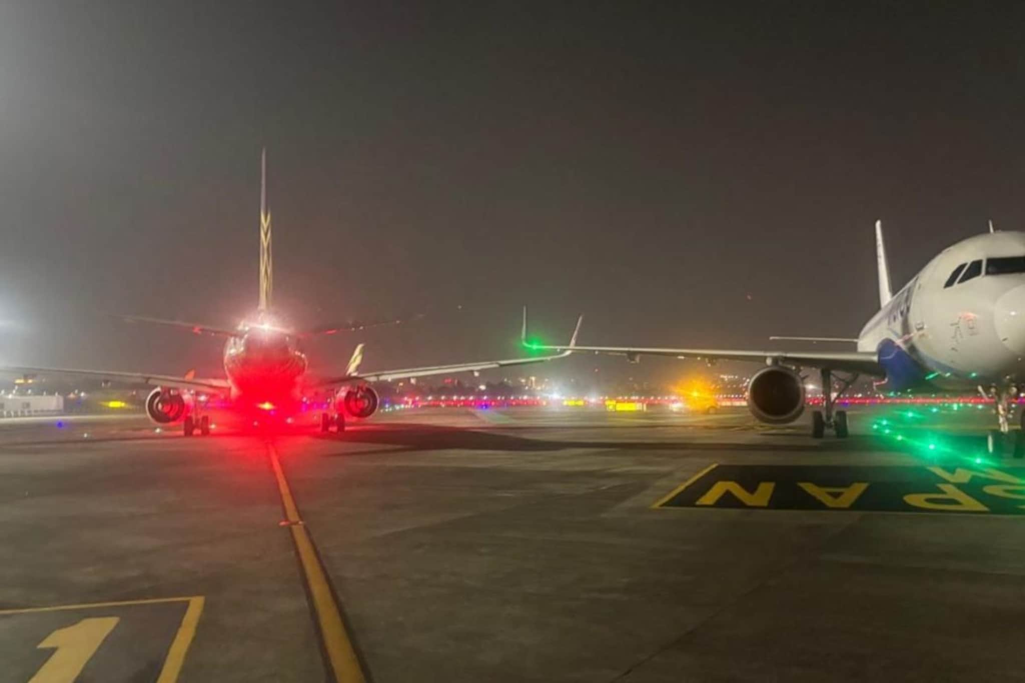 BREAKING: मुंबई विमानतळावर मोठा अनर्थ टळला, 2 विमानांचे पंख एकमेकांना धडकले BREAKING: मुंबई विमानतळावर मोठा अनर्थ टळला, 2 विमानांचे पंख एकमेकांना धडकले