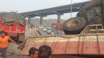 एक्सप्रेस वेवर भीषण अपघात, मुंबईकडे जाणाऱ्या लेनवर ३ किमीपर्यंत वाहनांच्या रांगा एक्सप्रेस वेवर भीषण अपघात, मुंबईकडे जाणाऱ्या लेनवर ३ किमीपर्यंत वाहनांच्या रांगा