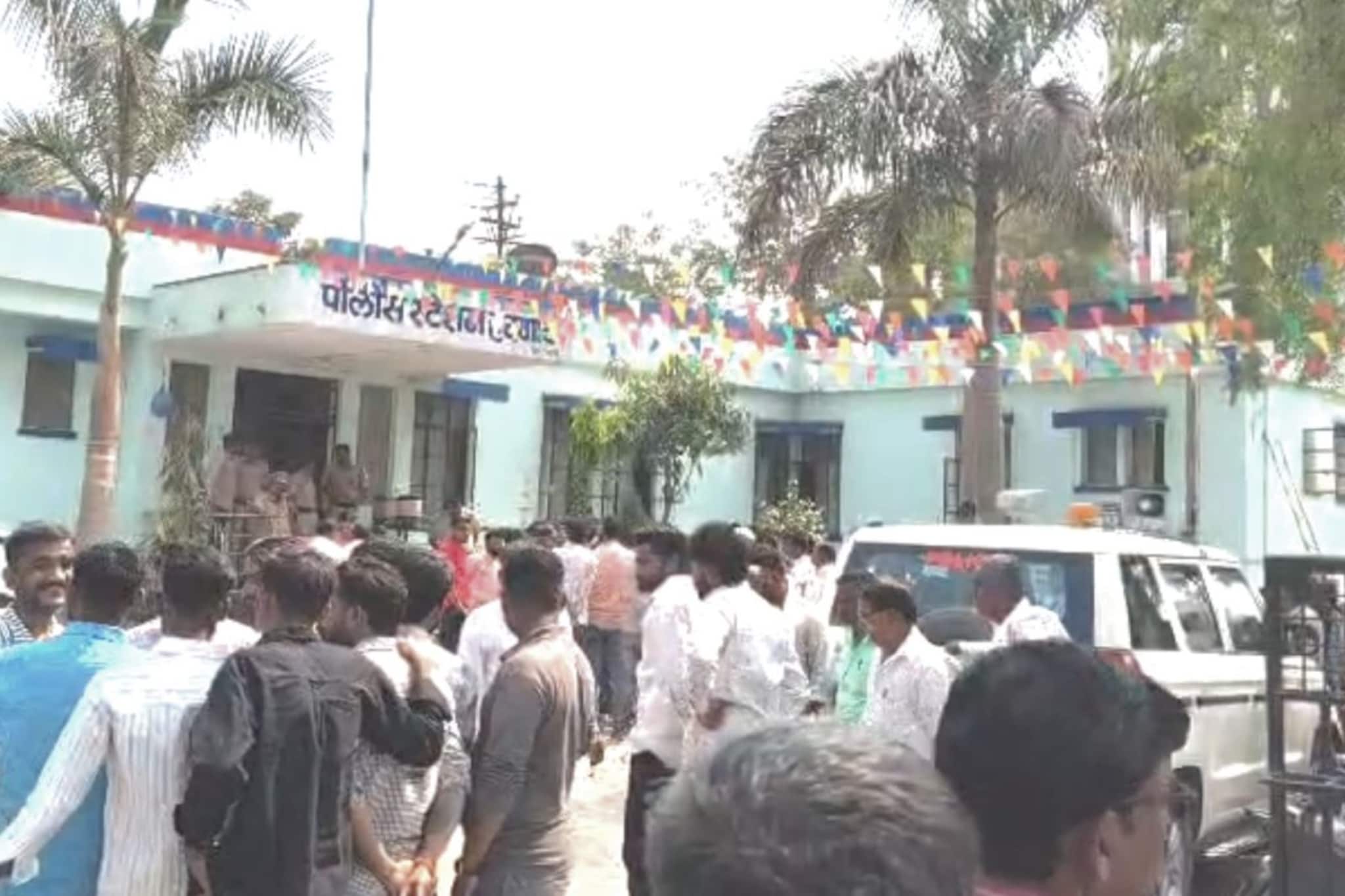 स्टेशनमध्ये पोलीस उपनिरीक्षकाने चेहऱ्यावर केली लघुशंका, तरुणांच्या आरोपाने खळबळ