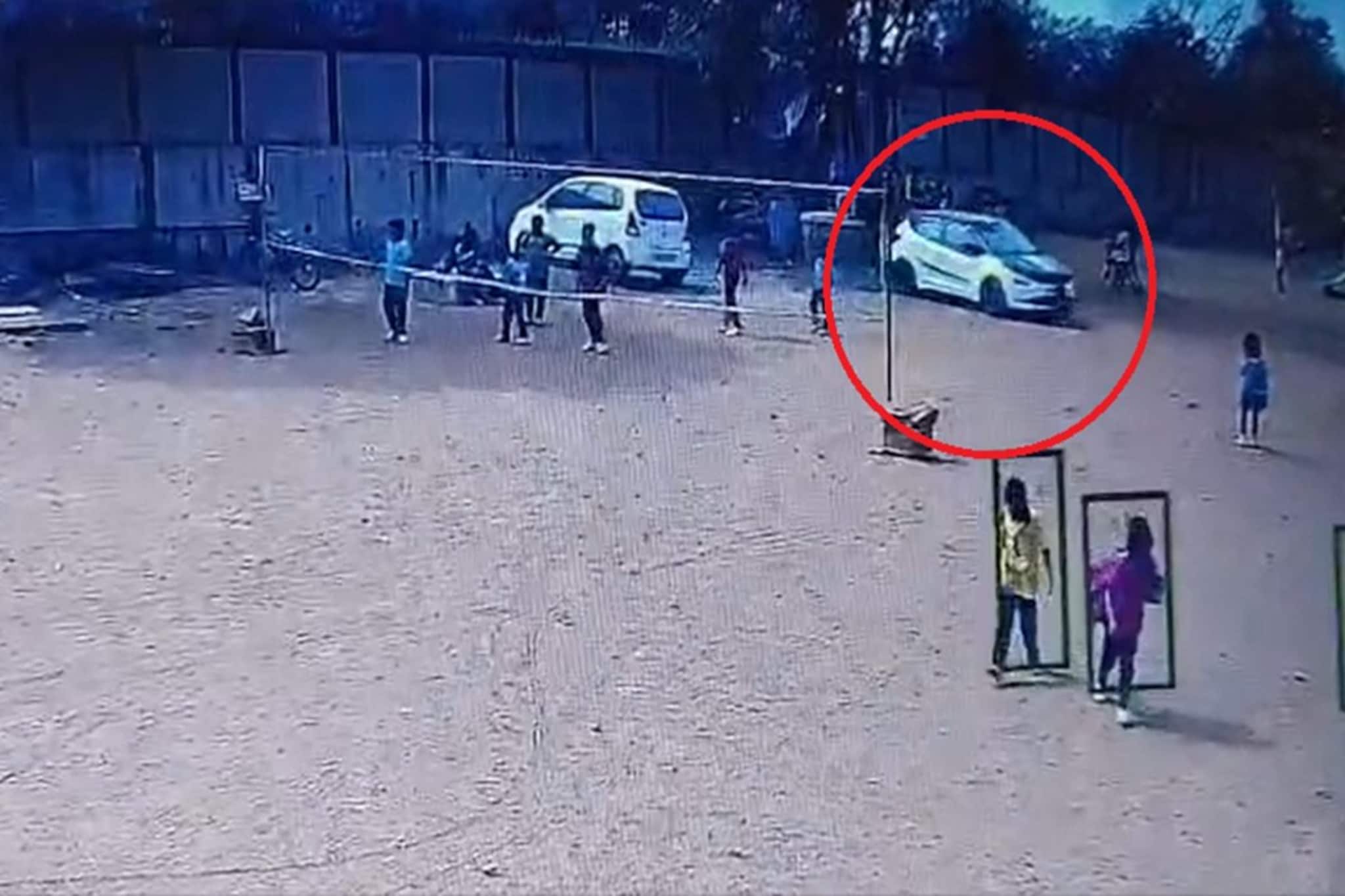 बुटाची लेस बांधण्यासाठी खाली वाकला आणि शिक्षकाच्या कारने उडवलं