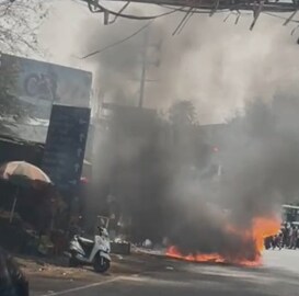 नाशिकमध्ये बर्निंग कारचा थरार! मृत्यू डोळ्यासमोर पाहिला, चालकाचं काय झालं?