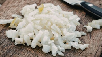 Onion : कांदा चिरताना डोळ्यात पाणी का येतं? 99% लोक चुकीचं कारण मानतात