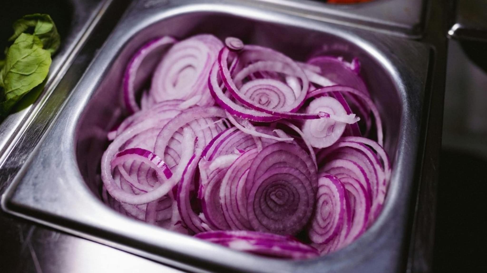 Onion : कांदा चिरताना डोळ्यात पाणी का येतं? 99% लोक चुकीचं कारण मानतात