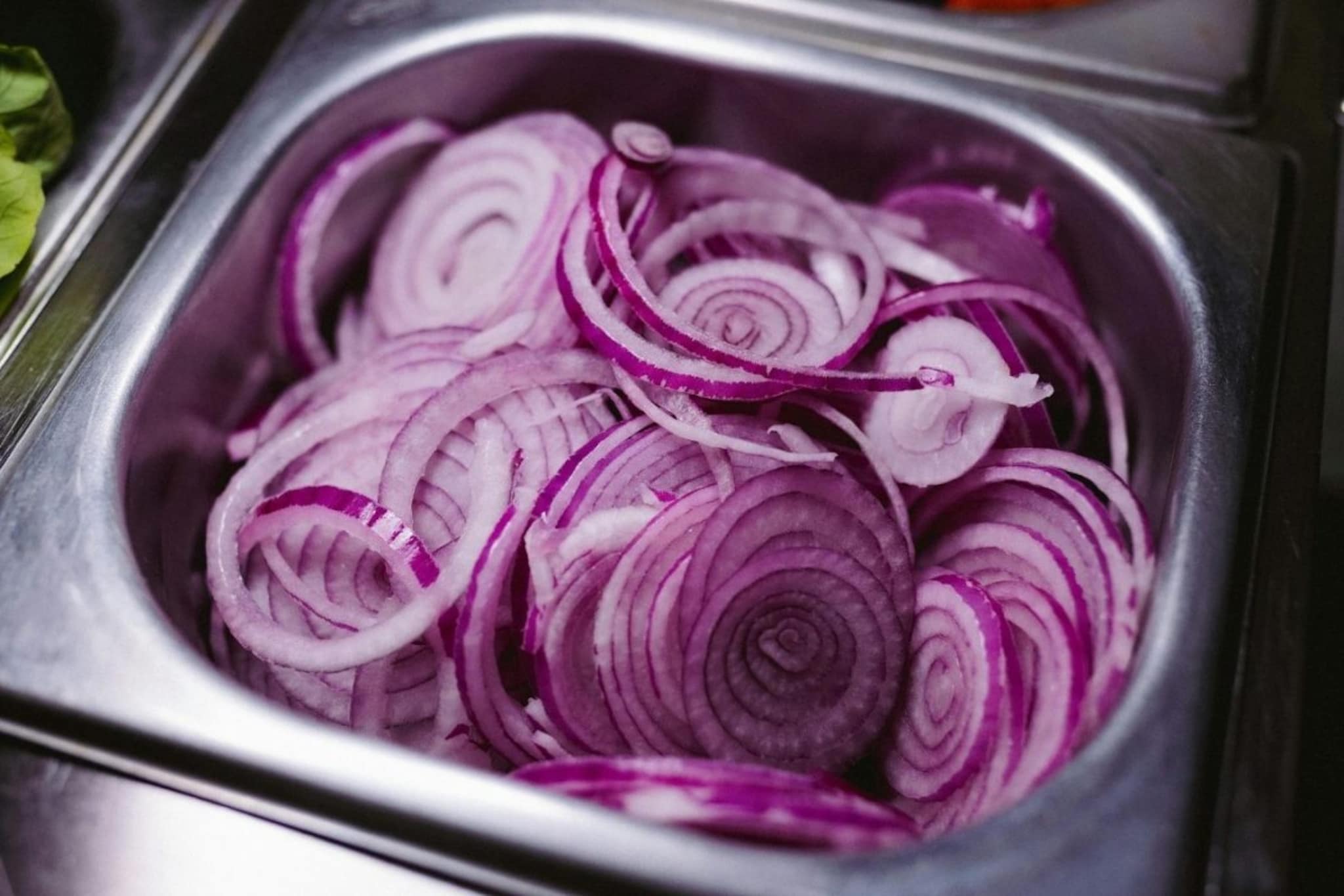 Onion : कांदा चिरताना डोळ्यात पाणी का येतं? 99% लोक चुकीचं कारण मानतात Onion : कांदा चिरताना डोळ्यात पाणी का येतं? 99% लोक चुकीचं कारण मानतात