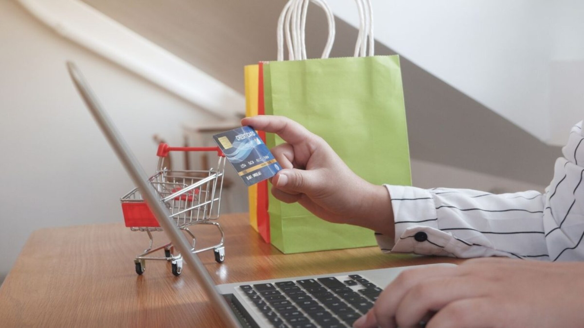 ऑनलाइन शॉपिंगमध्ये एकाच प्रॉडक्टचे 2 दर का दिसतात? MRP चा काय आहे गेम