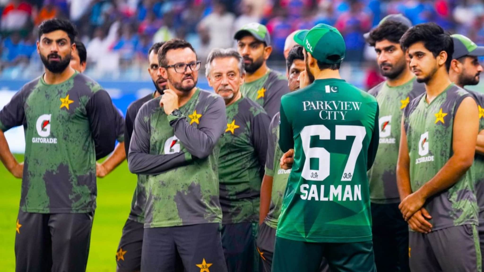 'फुकटचे पैसे घेतोस काय?', सिनिअर खेळाडू पाकिस्तानच्या कोचवर भडकला