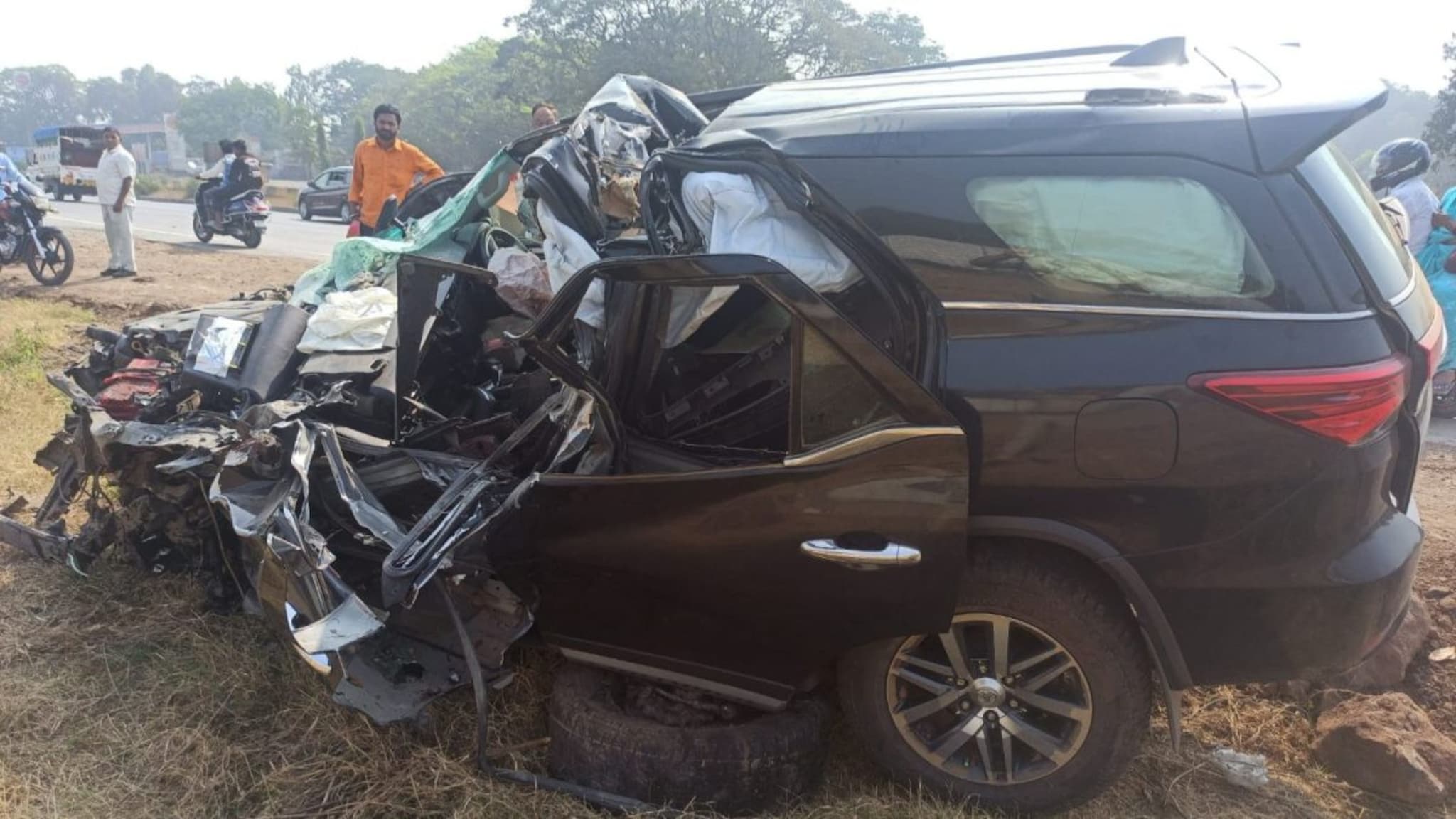 फॉर्च्युनरची फक्त चाकं उरली, भयानक अपघातात नेमबाजाचा जागीच मृत्यू, घटनास्थळाचे PHOTOS