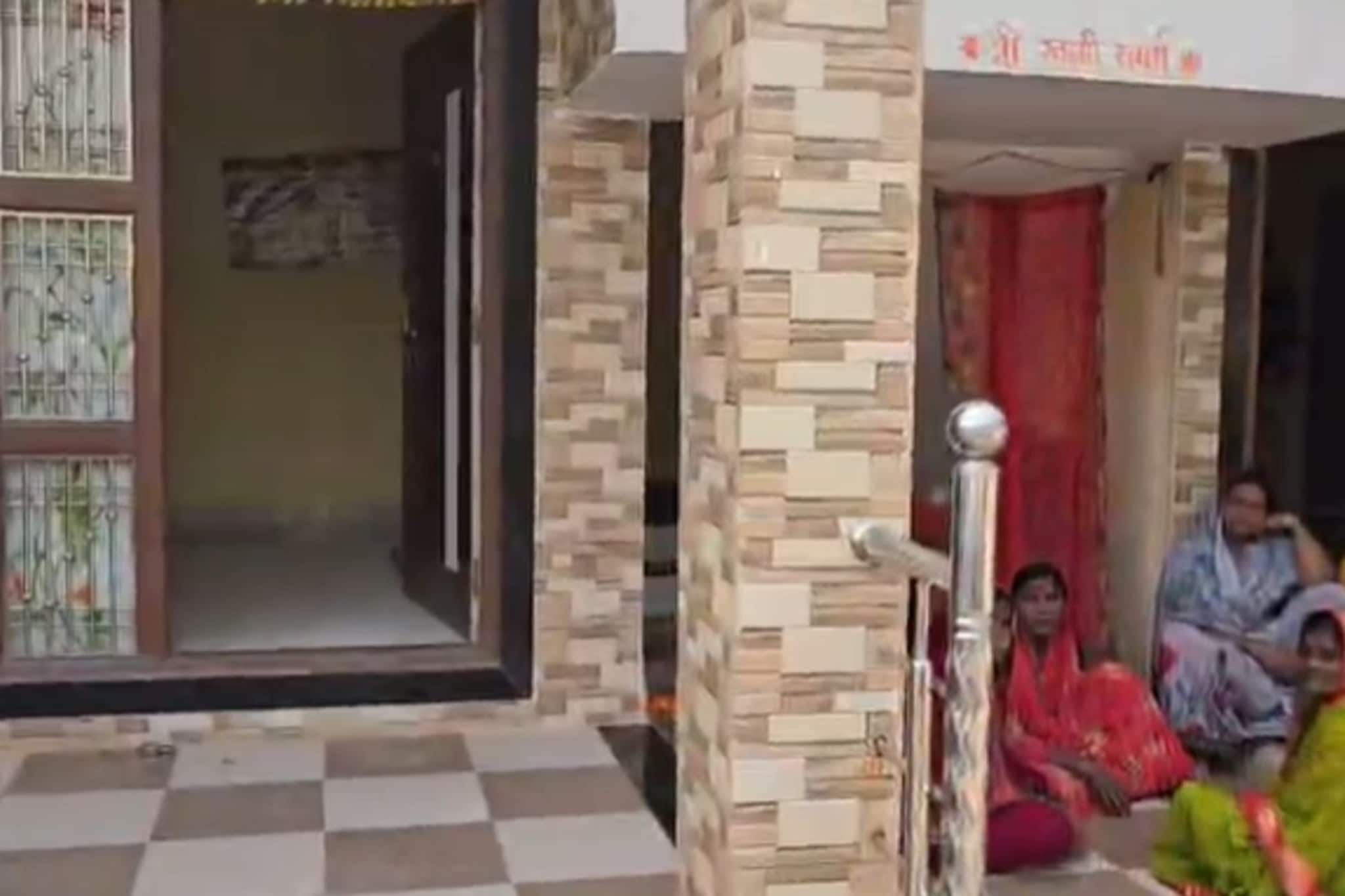 डीपीतला फ्यूज काढला, गावात अंधार, चोरट्यांनी घर लुटलं, नऊ लाख आणि दागिने लंपास