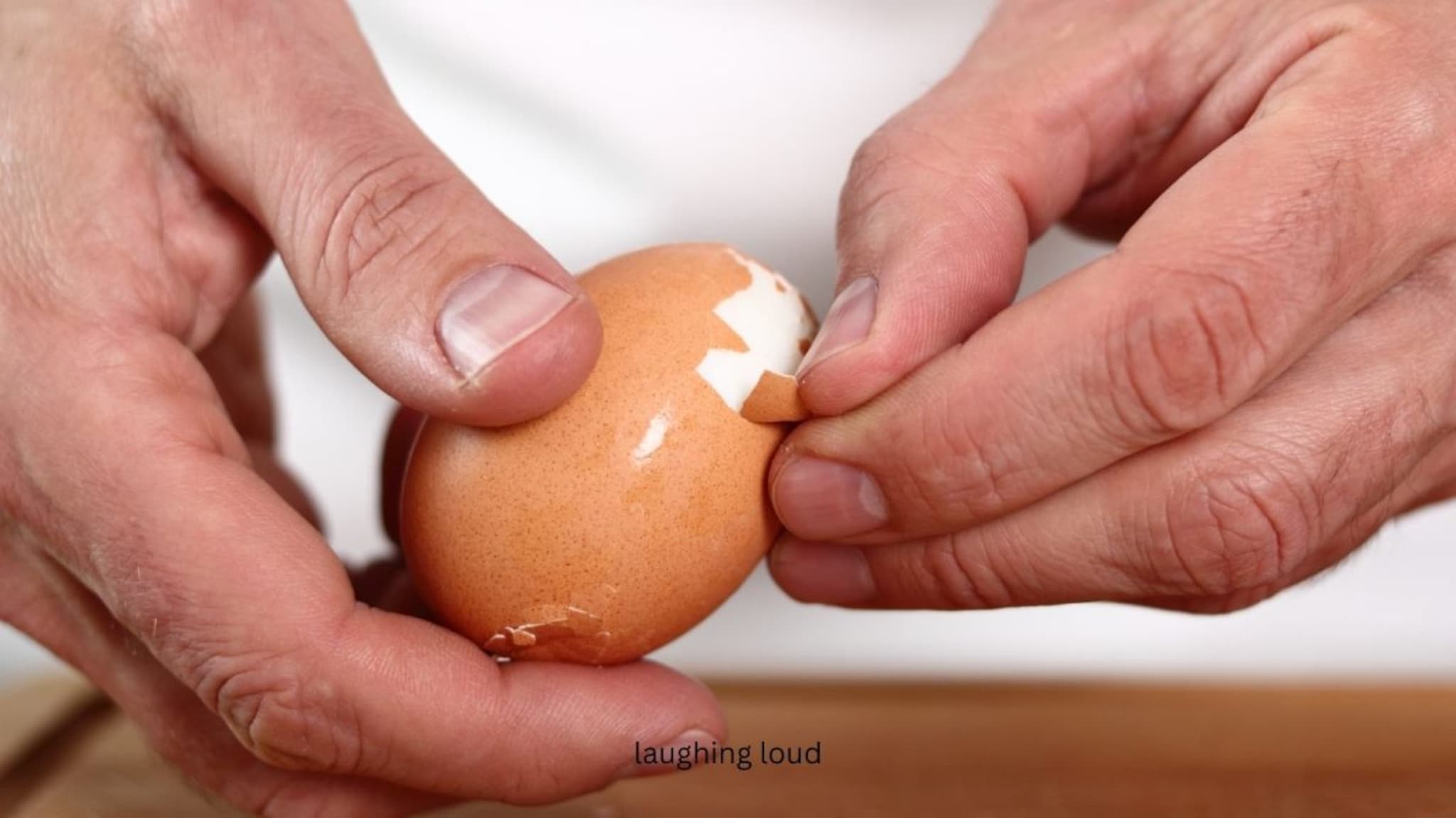 Boiling Egg Hack : अंडं सोलताना तुकडे निघतात? गृहिणीनींनो स्वयंपाकघरातील फक्त 'ही' एक गोष्ट वापरा, नेहमीची कटकट संपवा