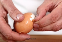 Boiling Egg Hack : अंडं सोलताना तुकडे निघतात? गृहिणीनींनो स्वयंपाकघरातील फक्त 'ही' एक गोष्ट वापरा, नेहमीची कटकट संपवा