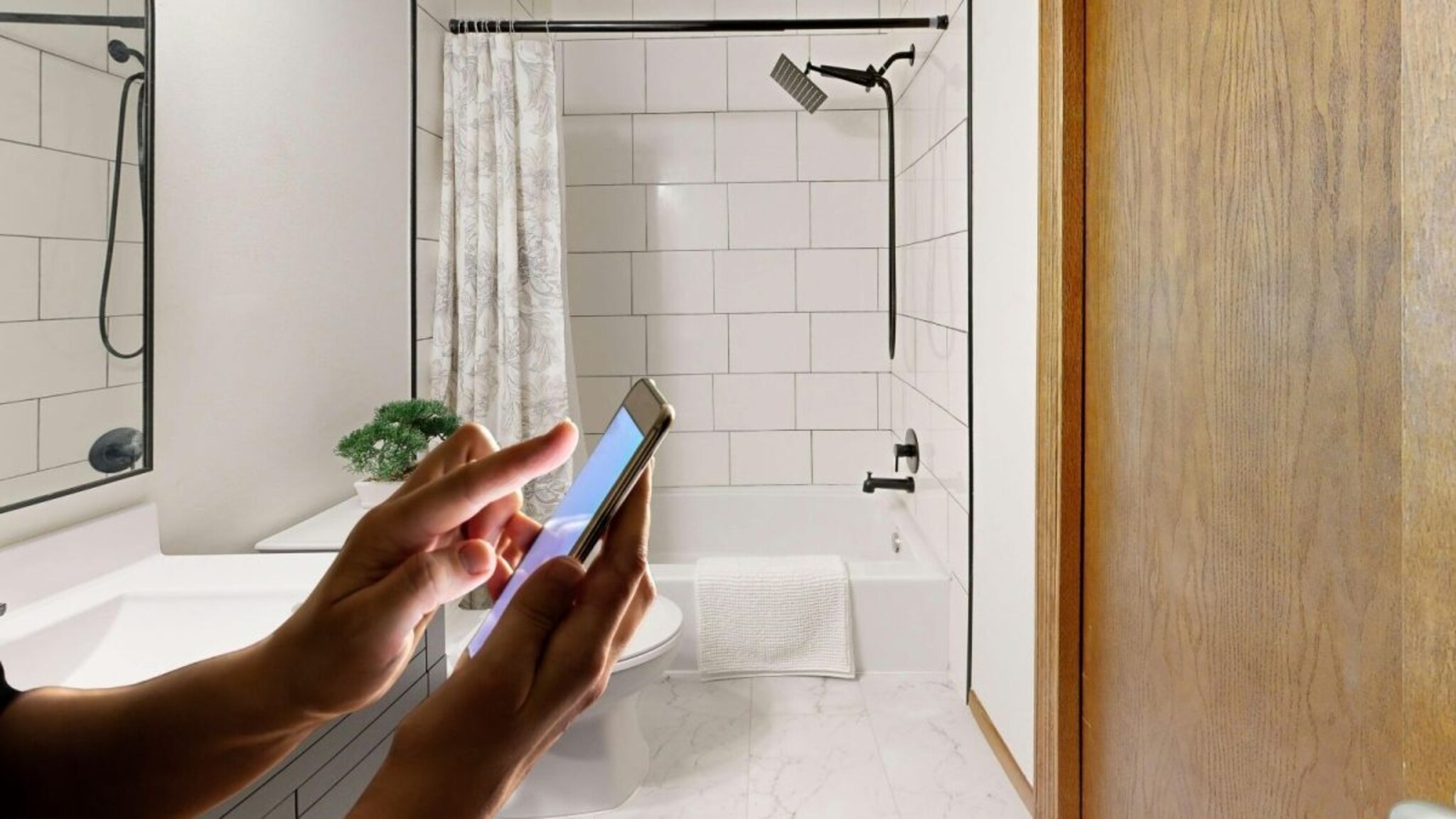 हळूहळू खराब होतोय तुमचा Smartphone! बाथरुममध्ये घेऊन जाण्यापूर्वी ही गोष्ट तुम्हाला माहित असायलाच पाहिजे