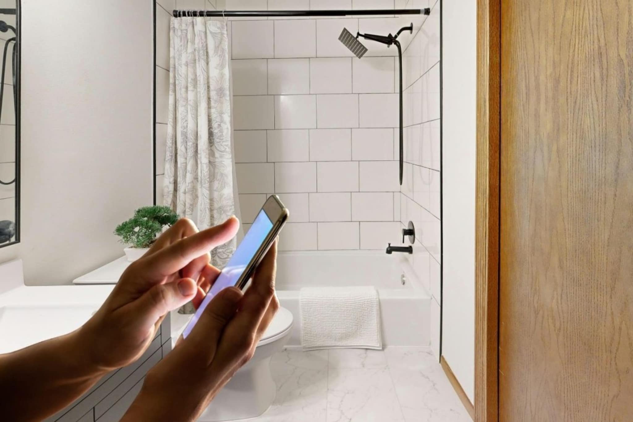 Smartphone बाथरुममध्ये घेऊन जाण्यापूर्वी ही गोष्ट तुम्हाला माहित असायलाच पाहिजे