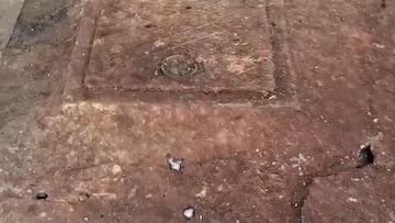 पुण्याच्या प्रसिद्ध रुग्णालयात सापडल्या दारूच्या बाटल्या, रुग्णांच्या जीवाशी खेळ पुण्याच्या प्रसिद्ध रुग्णालयात सापडल्या दारूच्या बाटल्या, रुग्णांच्या जीवाशी खेळ