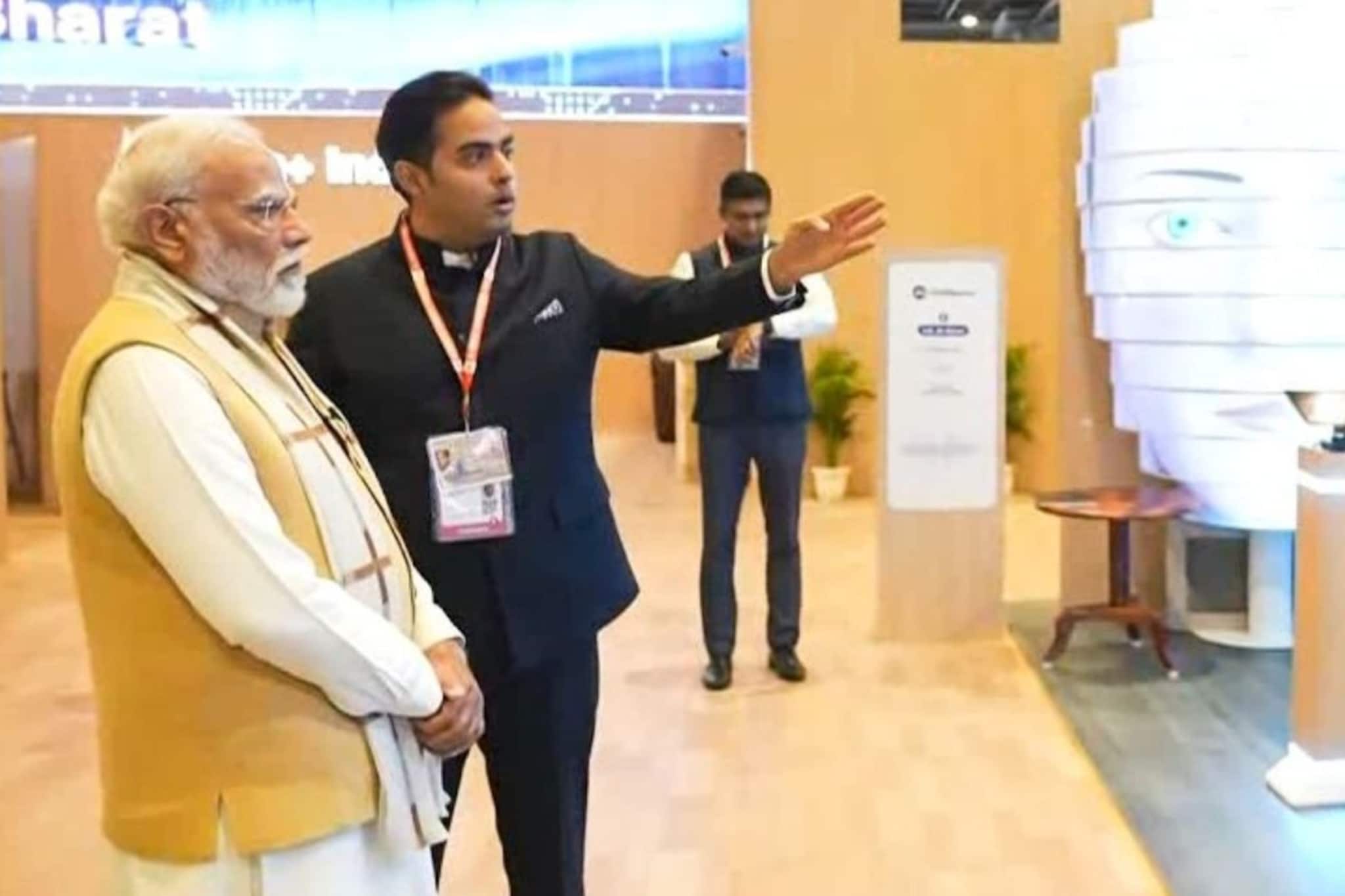 इंडिया AI इम्पॅक्ट समिटमध्ये पंतप्रधान मोदींनी दिली JIO AI पॅव्हेलियनला भेट