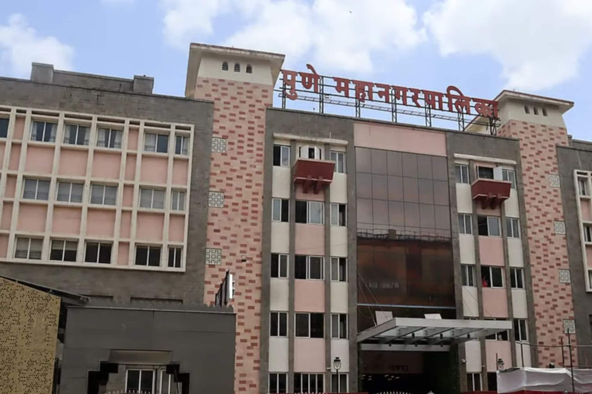 पुणे महापालिकेत थरार! कर विभागात रिव्हॉल्व्हर काढून अधिकाऱ्यांना धमकावलं