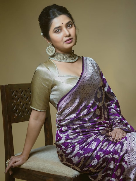 मराठी मनोरंजनविश्वातील लोकप्रिय अभिनेत्री प्राजक्ता माळी सोशल मीडियावर कायम सक्रिय असते. चाहत्यांशी थेट संवाद साधणे, फोटो-व्हिडीओ शेअर करणे आणि आयुष्यातील खास क्षण ती तिथे शेअर करत असते. मराठी मनोरंजनविश्वातील लोकप्रिय अभिनेत्री प्राजक्ता माळी सोशल मीडियावर कायम सक्रिय असते. चाहत्यांशी थेट संवाद साधणे, फोटो-व्हिडीओ शेअर करणे आणि आयुष्यातील खास क्षण ती तिथे शेअर करत असते.