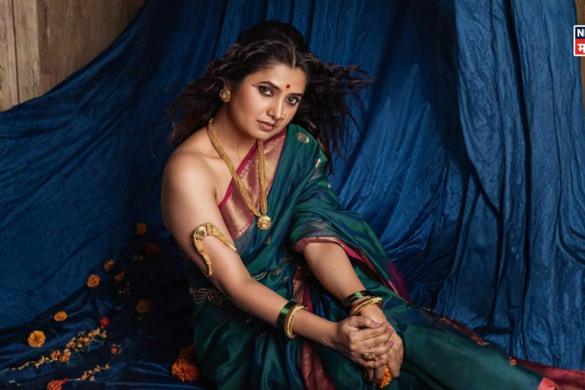 नो ब्लाऊज लूकमध्ये प्राजक्ताचा ग्लॅमरस अंदाज, सौंदर्य पाहून चुकेल काळजाचा ठोका नो ब्लाऊज लूकमध्ये प्राजक्ताचा ग्लॅमरस अंदाज, सौंदर्य पाहून चुकेल काळजाचा ठोका