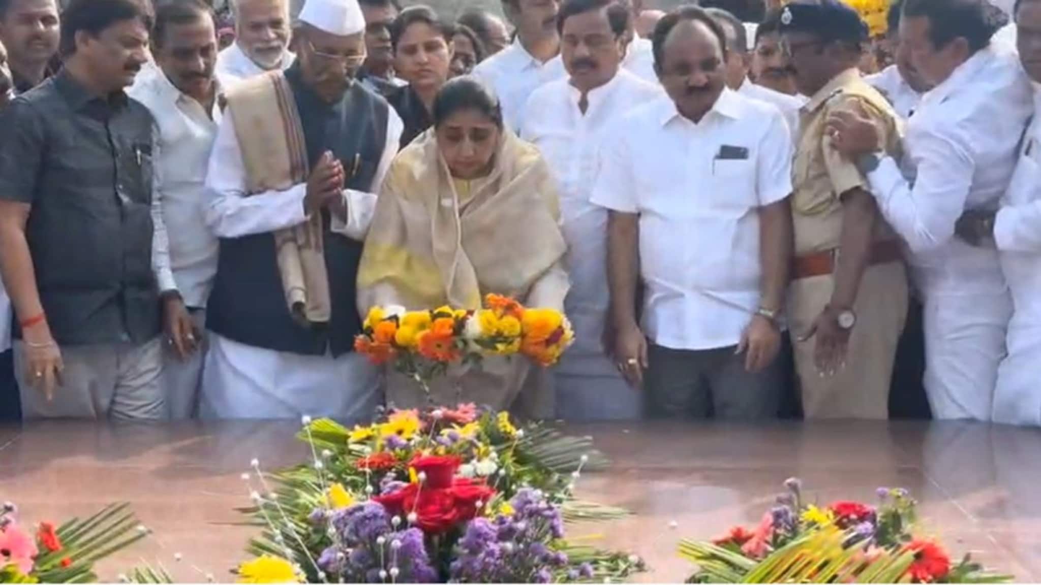 सत्तेच्या नव्या प्रवासाची सुरुवात प्रीतीसंगमावरून! उपमुख्यमंत्री सुनेत्रा पवार यांनी वाहिली आदरांजली, VIDEO