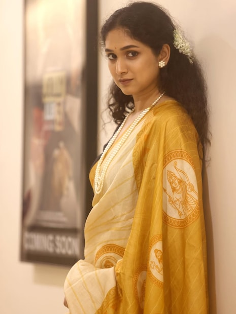 'महाराष्ट्राची हास्यजत्रा' या शोमधून महाराष्ट्राच्या घराघरात पोहोचलेली अभिनेत्री प्रियदर्शन इंदलकर ही लाखो तरुणांची क्रश आहे. प्रियदर्शनची सोशल मीडियावर जबरदस्त फॅन फॉलोविंग आहे. 'महाराष्ट्राची हास्यजत्रा' या शोमधून महाराष्ट्राच्या घराघरात पोहोचलेली अभिनेत्री प्रियदर्शन इंदलकर ही लाखो तरुणांची क्रश आहे. प्रियदर्शनची सोशल मीडियावर जबरदस्त फॅन फॉलोविंग आहे.