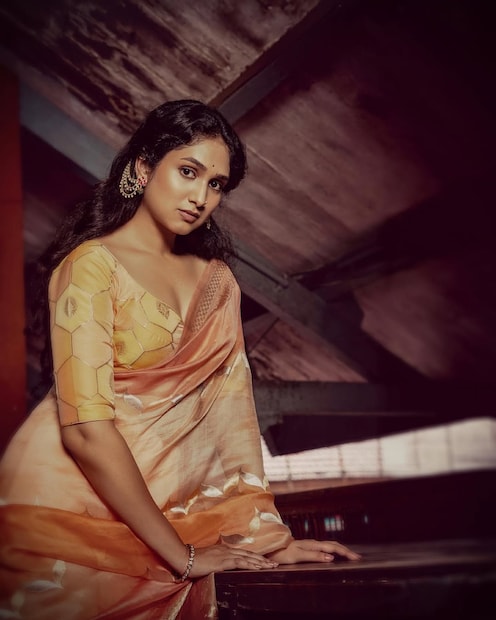 ‘महाराष्ट्राची हास्यजत्रा’ या कार्यक्रमातून आपल्या विनोदी शैलीने आख्ख्या महाराष्ट्राला खळखळून हसवणारी अभिनेत्री प्रियदर्शनी इंदलकर सध्या एका वेगळ्याच कारणाने चर्चेत आली आहे. ‘महाराष्ट्राची हास्यजत्रा’ या कार्यक्रमातून आपल्या विनोदी शैलीने आख्ख्या महाराष्ट्राला खळखळून हसवणारी अभिनेत्री प्रियदर्शनी इंदलकर सध्या एका वेगळ्याच कारणाने चर्चेत आली आहे.