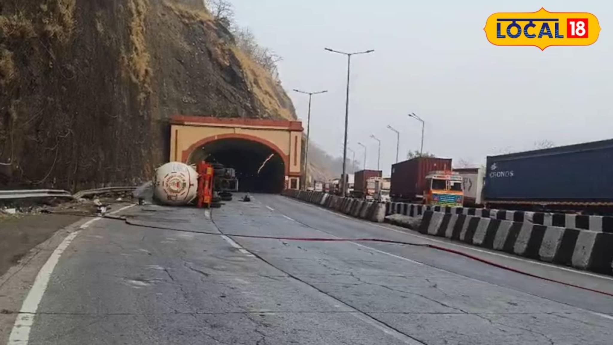 मुंबई-पुणे एक्सप्रेसवेवरुन प्रवासाचा प्लॅन आज रद्दच करा; वाहतूक पूर्णपणे ठप्प