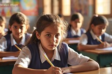 पुण्यातील नामांकित शाळेत शिक्षिकेनं विद्यार्थ्यांच्या हातावर लिहिला 'असा' शब्द, ढसाढसा रडली मुलं, पालक संतापले