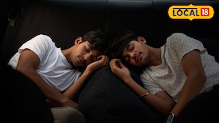 कारमध्ये झोपलेल्या दोघांसोबत अजब घटना (AI Image) 