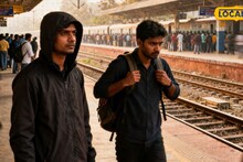 रेल्वेची 'तत्काळ' तिकीटं काढून स्टेशनवर उभे राहायचे अन्...; 'ते' दृश्य पाहून अधिकारीही चक्रावले, दोघं ताब्यात