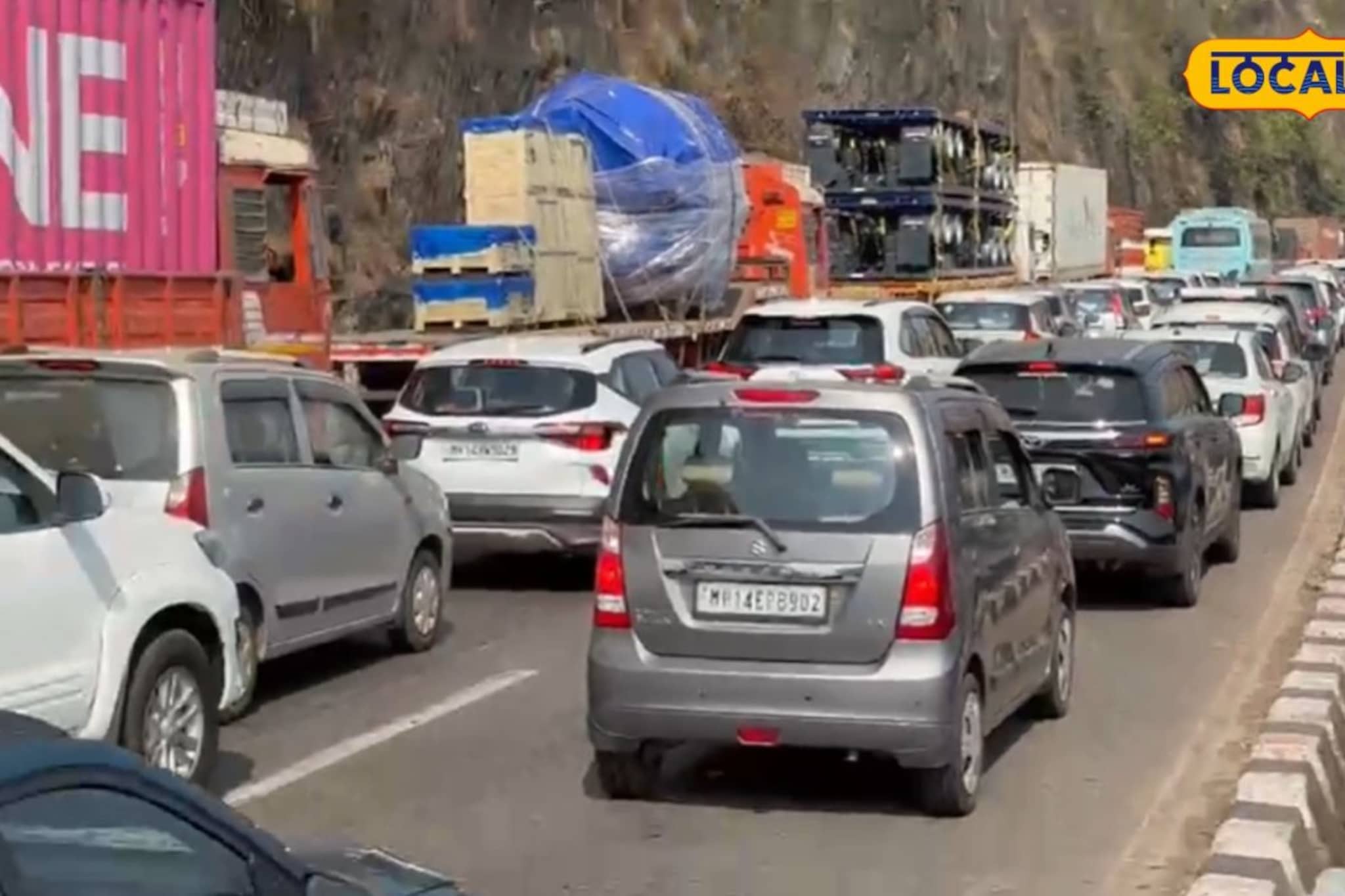 एक्सप्रेस-वे वर गॅस टँकरचं ब्रेक फेल, यावेळी पोलिसांनी 'मोठ्या संकटातून' वाचवलं एक्सप्रेस-वे वर गॅस टँकरचं ब्रेक फेल, यावेळी पोलिसांनी 'मोठ्या संकटातून' वाचवलं