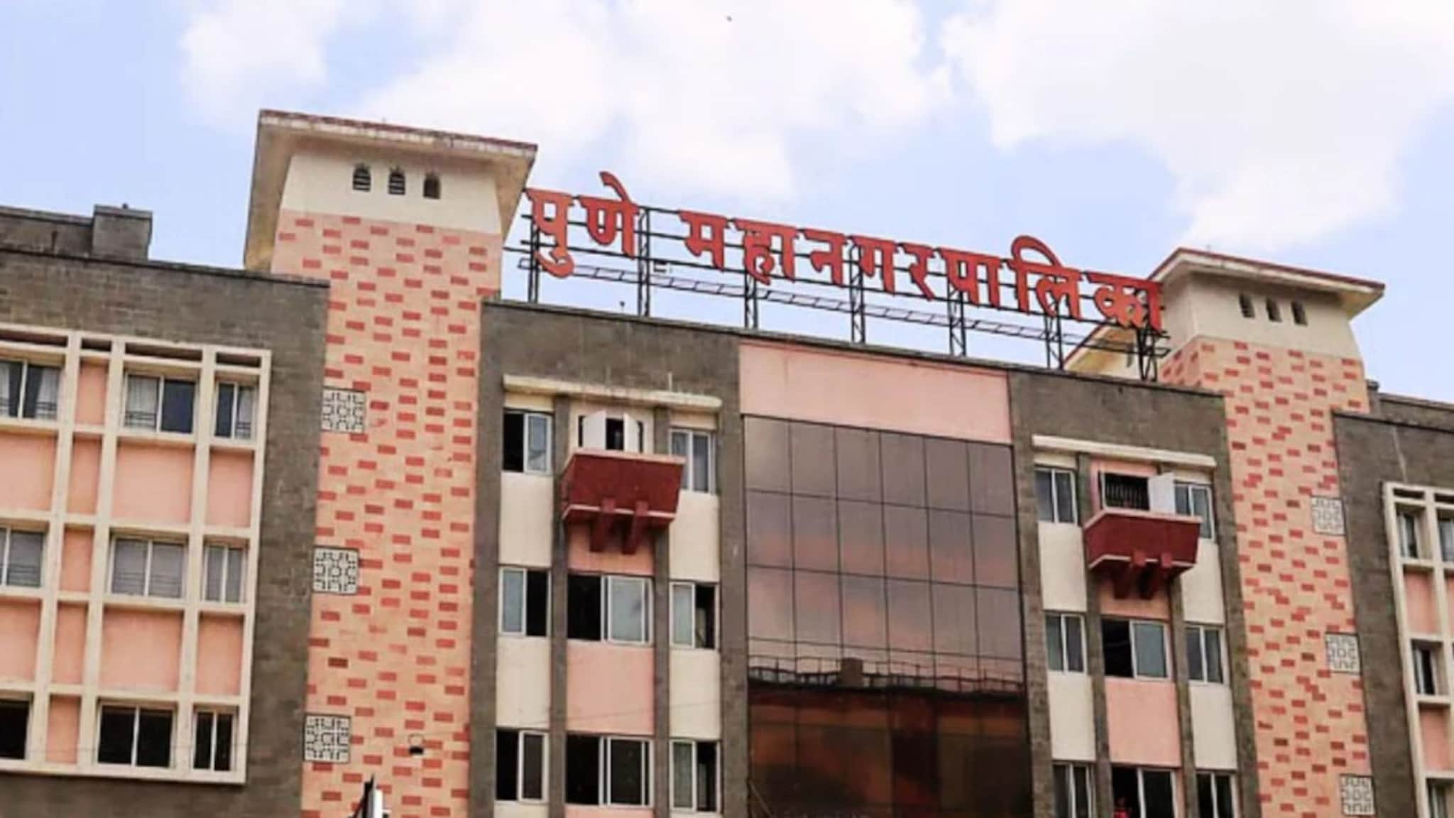 पुणेकर संतापला अन् रिव्हॉल्व्हर काढून लावली स्वत:च्या डोक्याला, पालिकेत घटना