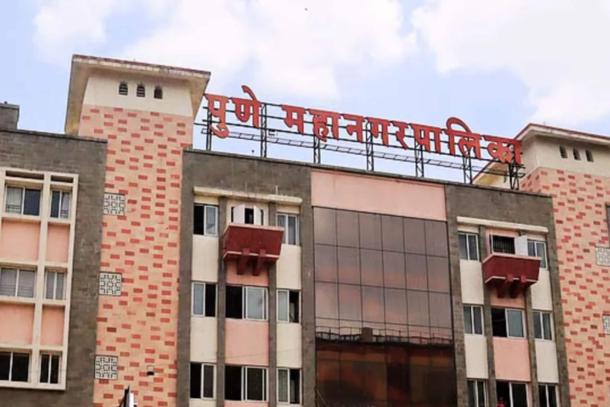 पुणेकर संतापला अन् रिव्हॉल्व्हर काढून लावली स्वत:च्या डोक्याला, पालिकेत घटना