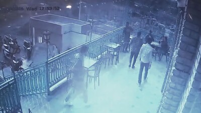 पुणे कैफे हमला: नाबालिग को घसीटकर पीटा, वीडियो वायरल; पुरानी रंजिश का शक.