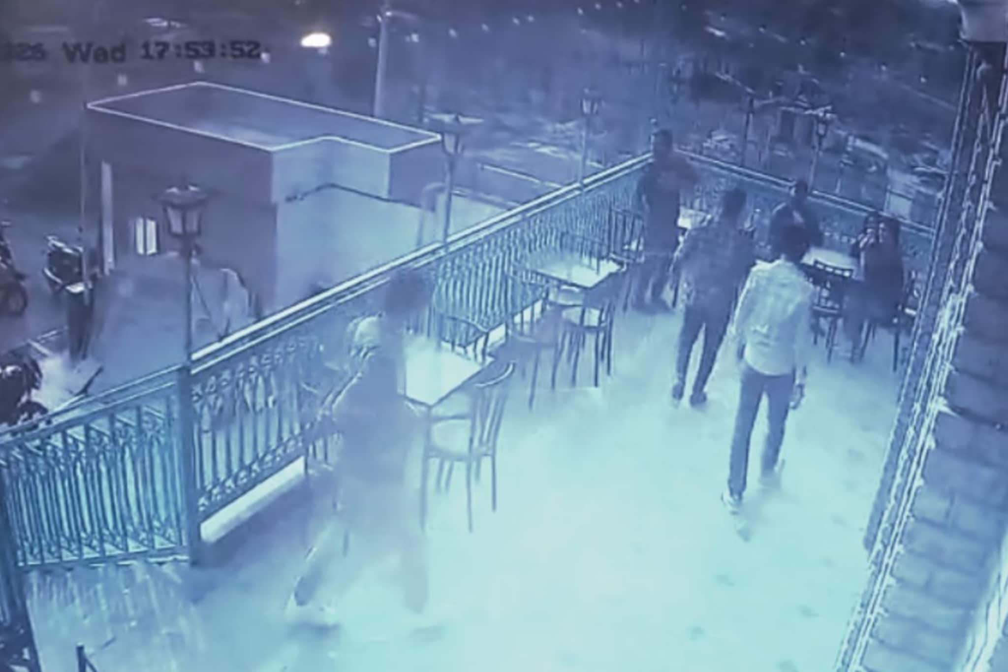 Pune: मैत्रिणीसोबत बसला होता कॅफेत, तिघे आले आणि फरफट नेऊन मारलं,पुण्यातला VIDEO