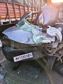 Maruti Eeco कारचा सांगडाच उरला, 3 जणांचा जागीच मृत्यू, इंदापूरमधील PHOTOS