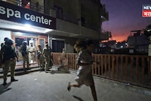 दुपारची वेळ, स्पा सेंटरमध्ये 4 पुरुषांसोबत होत्या 4 तरुणी, पोलिसांनी धाड टाकताच घडला थरार, एकीचा भयंकर अंत, पुण्यात काय घडलं?