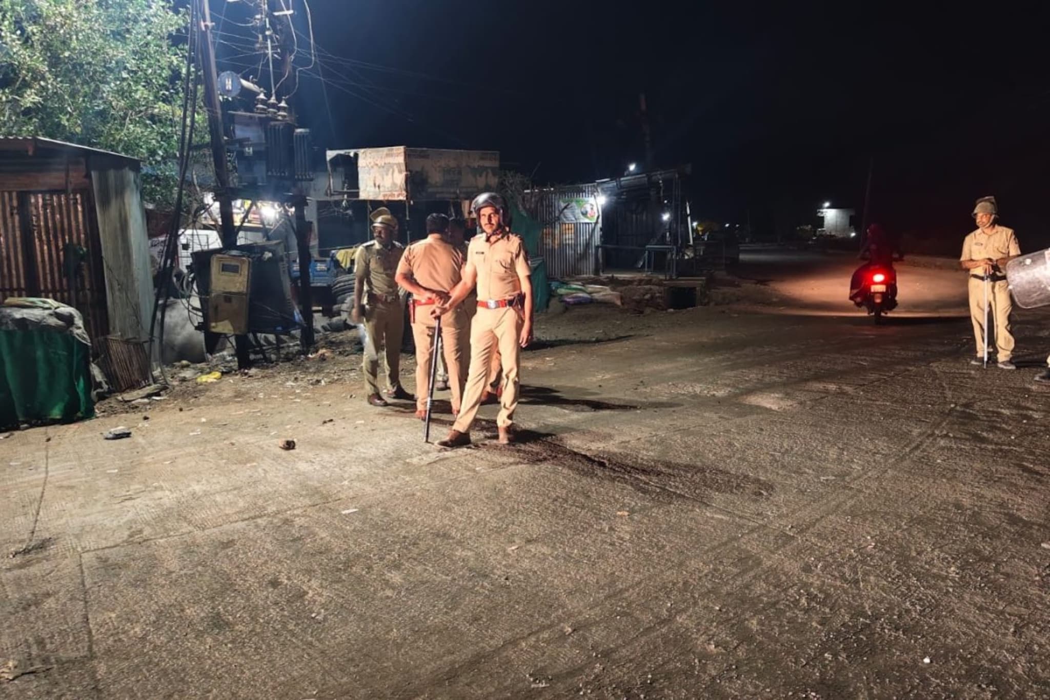 छत्रपती संभाजीनगरमध्ये मोठा तणाव, बकऱ्यांवरुन तुफान राडा; दगडफेक, गाड्या फोडल्या छत्रपती संभाजीनगरमध्ये मोठा तणाव, बकऱ्यांवरुन तुफान राडा; दगडफेक, गाड्या फोडल्या